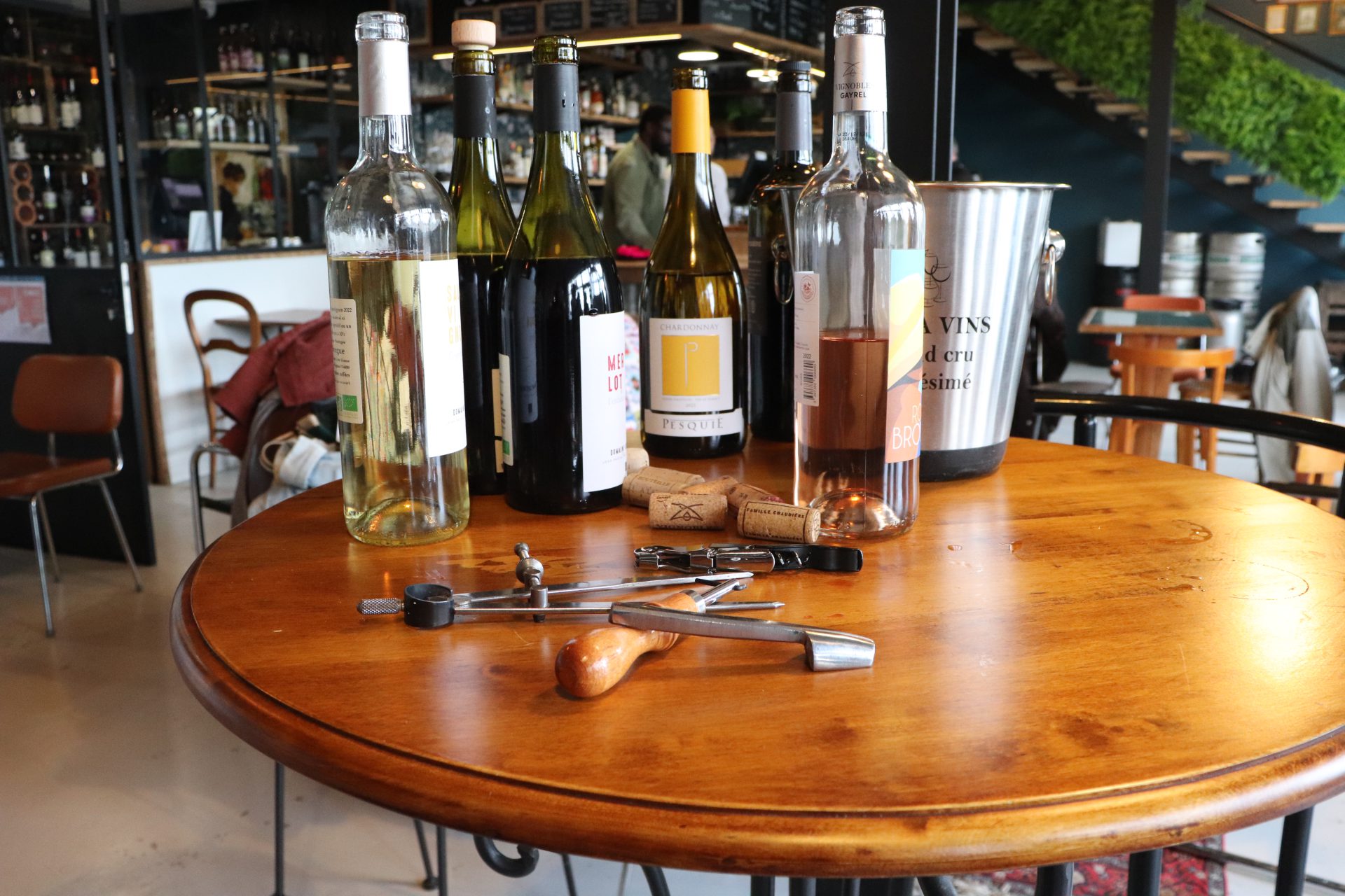 Lorsque la maroquinerie rencontre l’atmosphère conviviale du 🍷 Bar-cave à vins